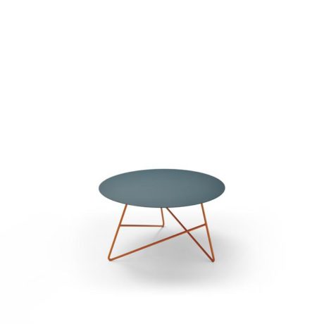 Collezione di tavolini in metallo bi-color di Memedesign